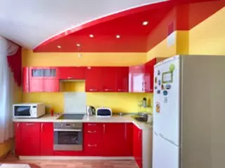 натяжные потолки на кухне